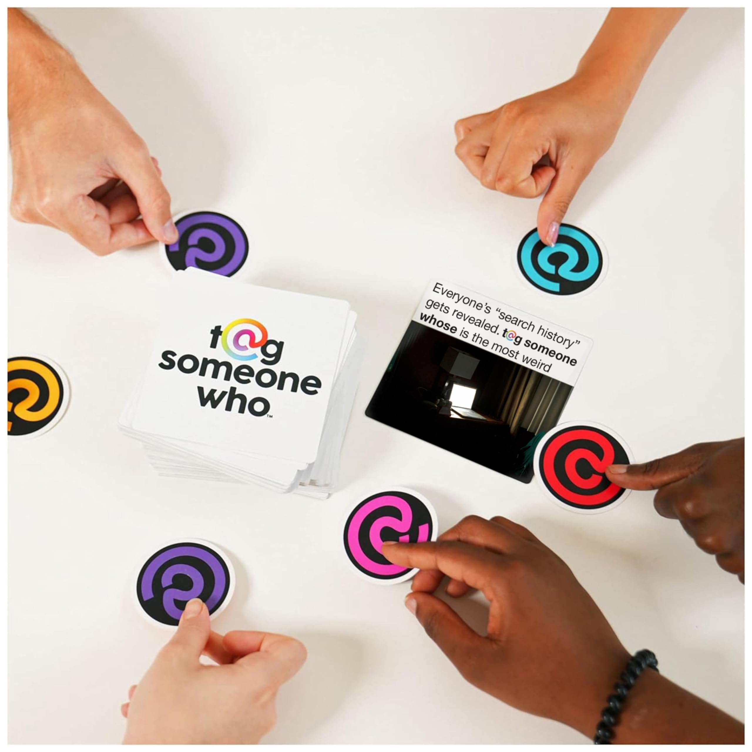 Foto 4 pulgar | Party Game Spin Master Games Etiquetan A Alguien Que Tuvo Un Éxito Viral - Venta Internacional.