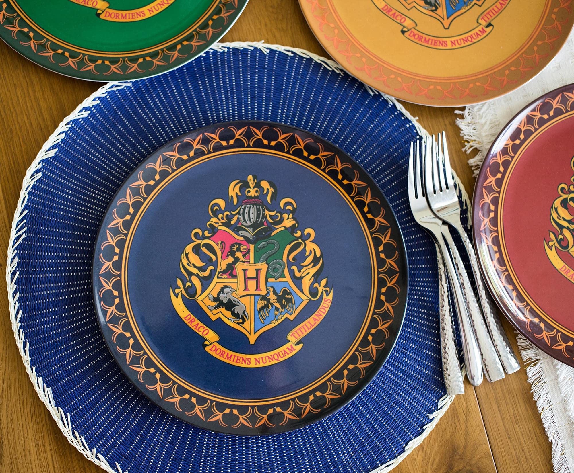 Foto 3 pulgar | Juego De Platos Silver Buffalo Harry Potter Con El Escudo De Hogwarts X4 - Venta Internacional.