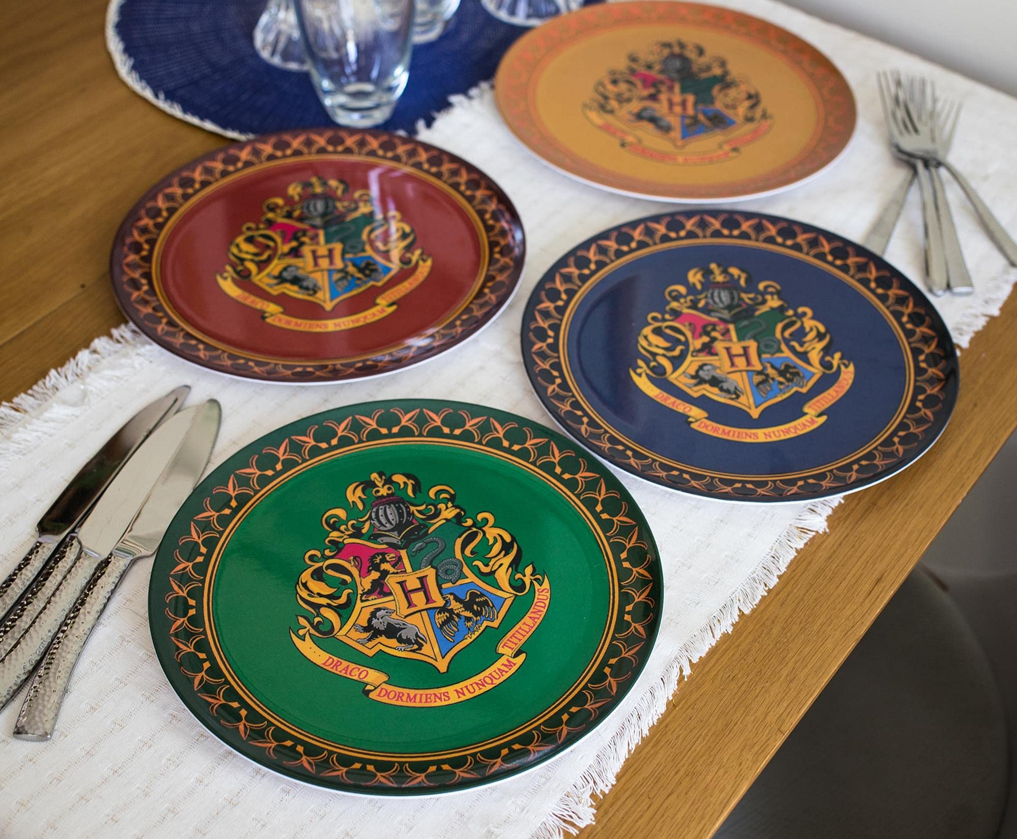 Foto 6 | Juego De Platos Silver Buffalo Harry Potter Con El Escudo De Hogwarts X4 - Venta Internacional.