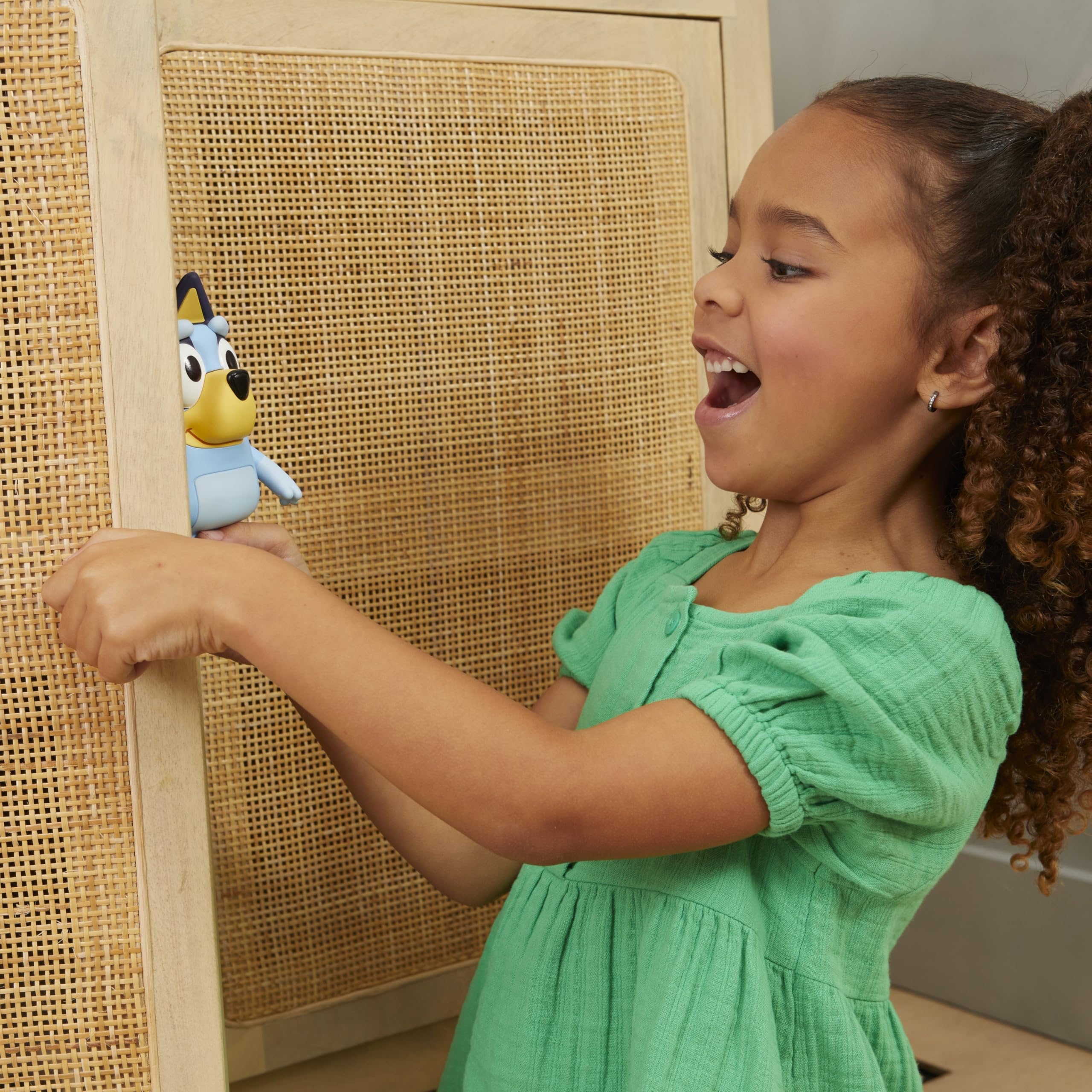 Foto 5 | Juego Hide & Seek Bluey Con Temporizador Incorporado, Habla Y Se Ríe - Venta Internacional.