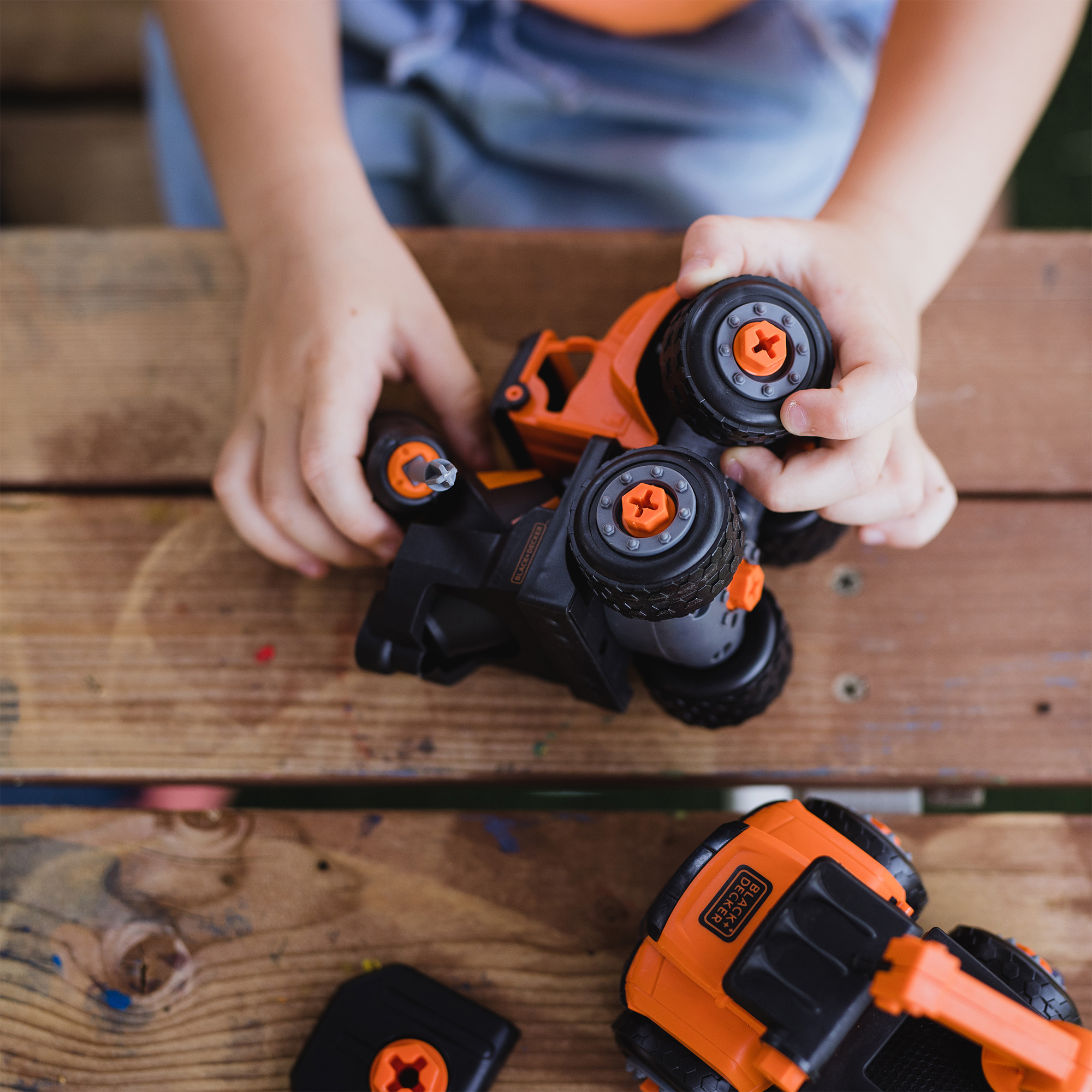 Foto 4 pulgar | Camión Mezclador De Cemento Black+decker Take Apart Dot