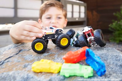 Foto 2 | Camión De Juguete Hot Wheels Monster Trucks 1:64 Con Coche Aplastable - Venta Internacional.