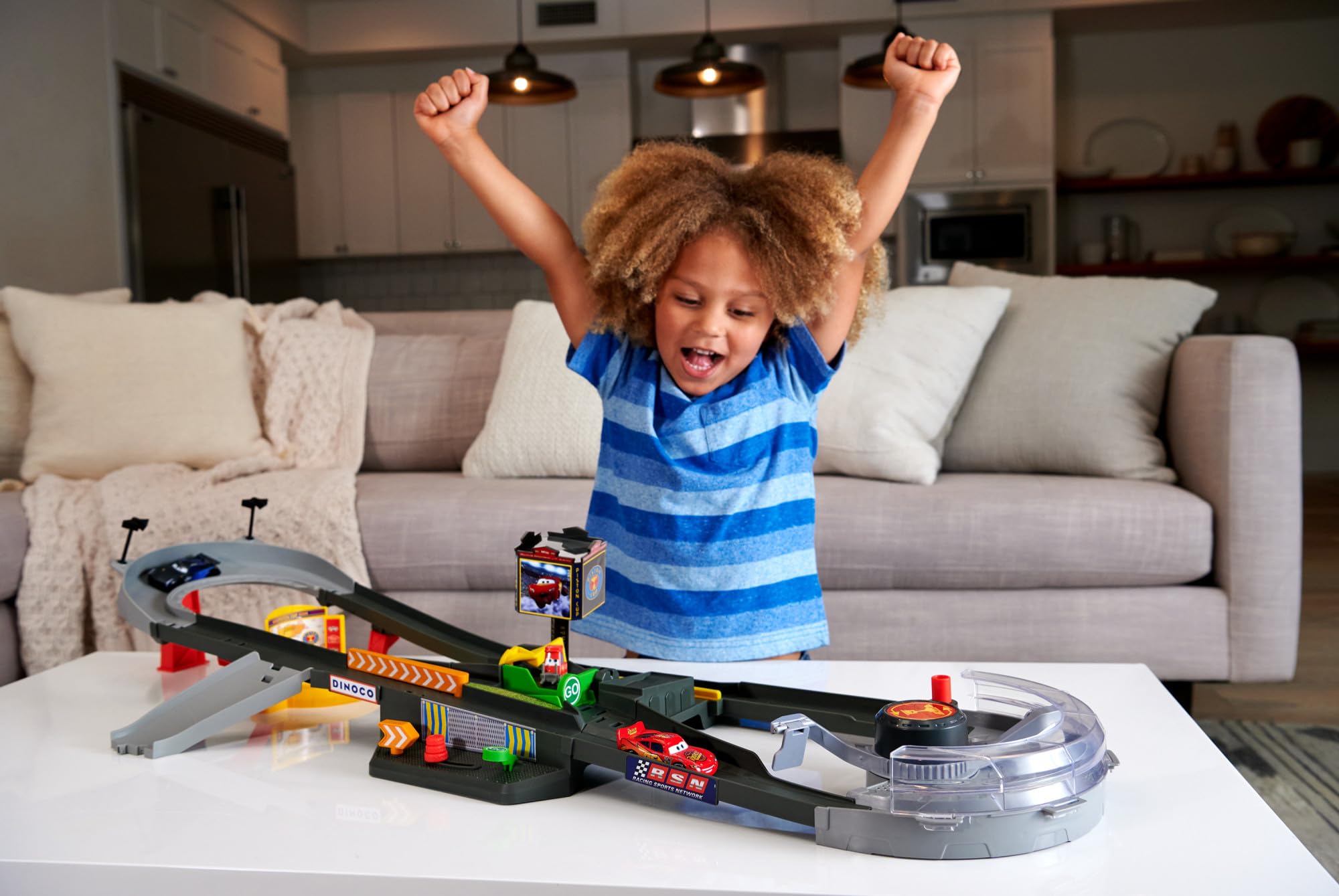 Foto 4 pulgar | Set De Atletismo Mattel Disney Pixar Cars Piston Cup Action Speedway - Venta Internacional.