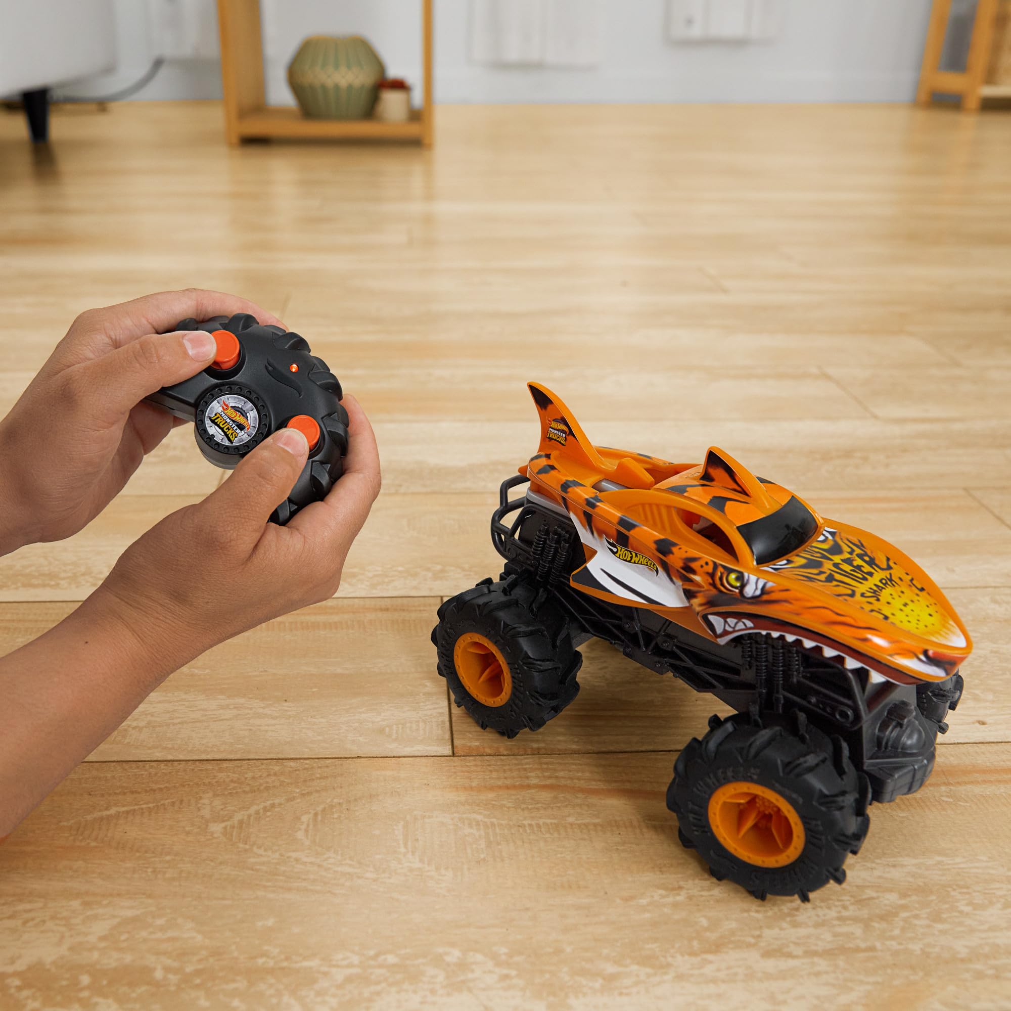 Foto 4 pulgar | Camión De Juguete Con Control Remoto Hot Wheels Monster Trucks 1:24 - Venta Internacional.