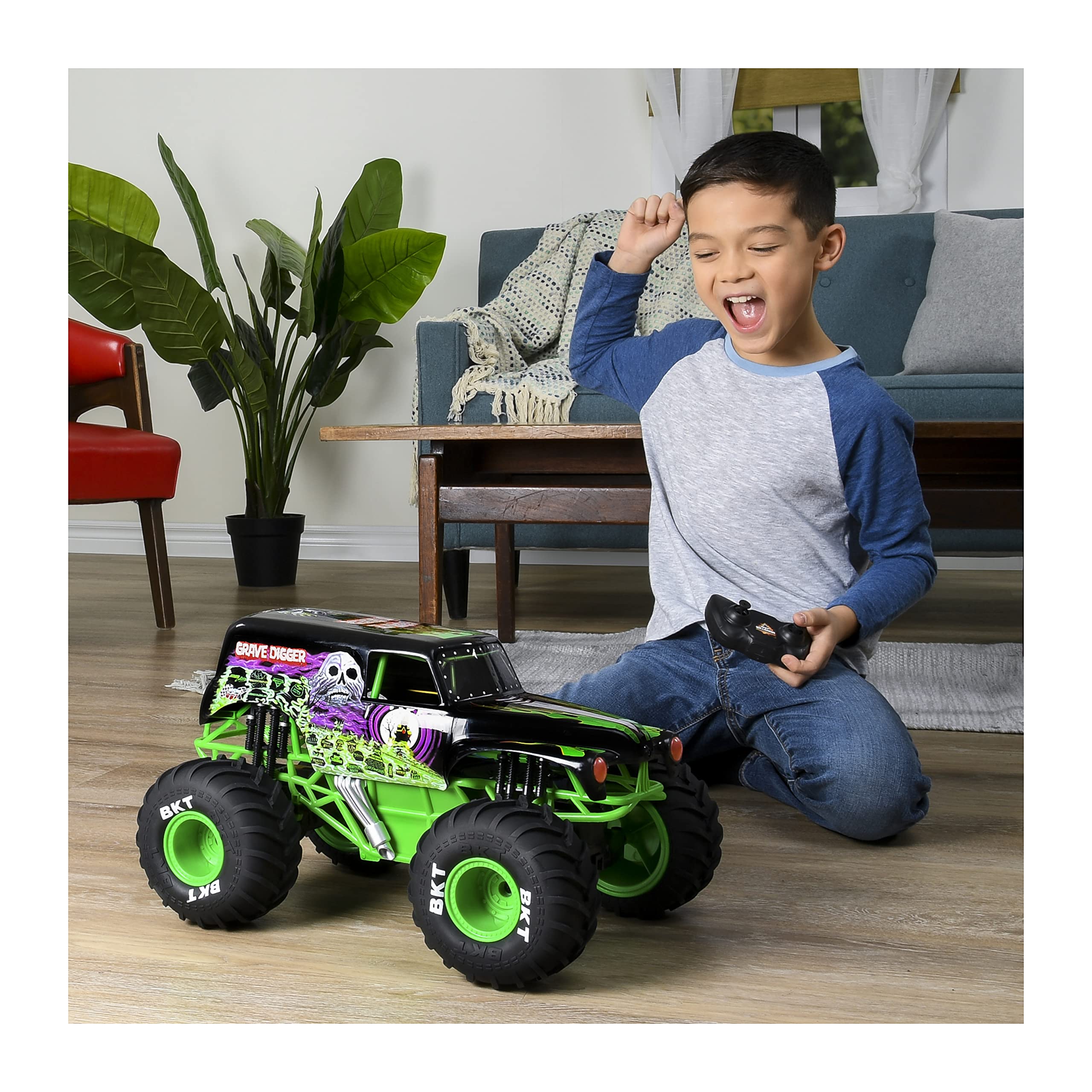 Foto 4 pulgar | Camión A Control Remoto Monster Jam Grave Digger A Escala 1:15 - Venta Internacional.