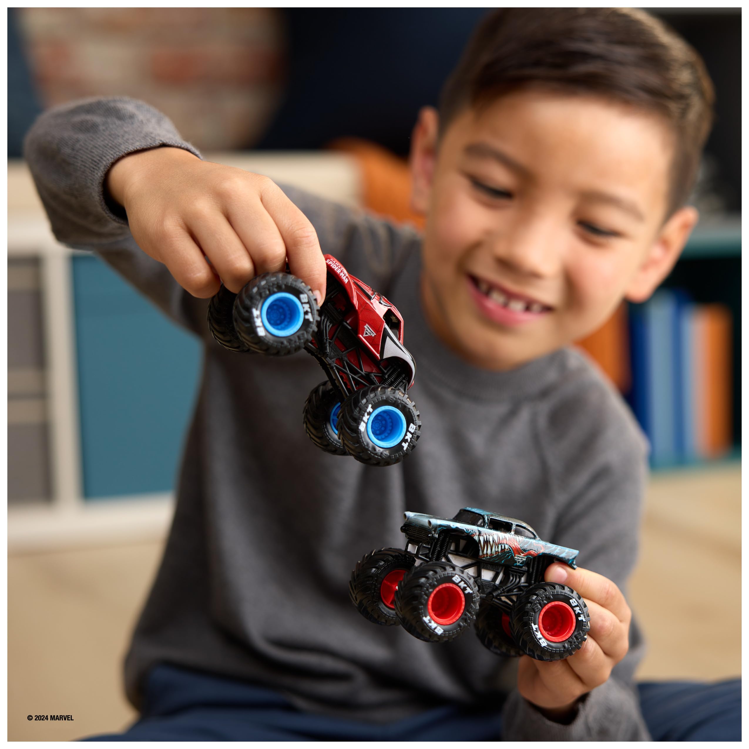 Foto 4 pulgar | Monster Truck Monster Jam Marvel Venom Vs Spider-man 1:64 - Venta Internacional.