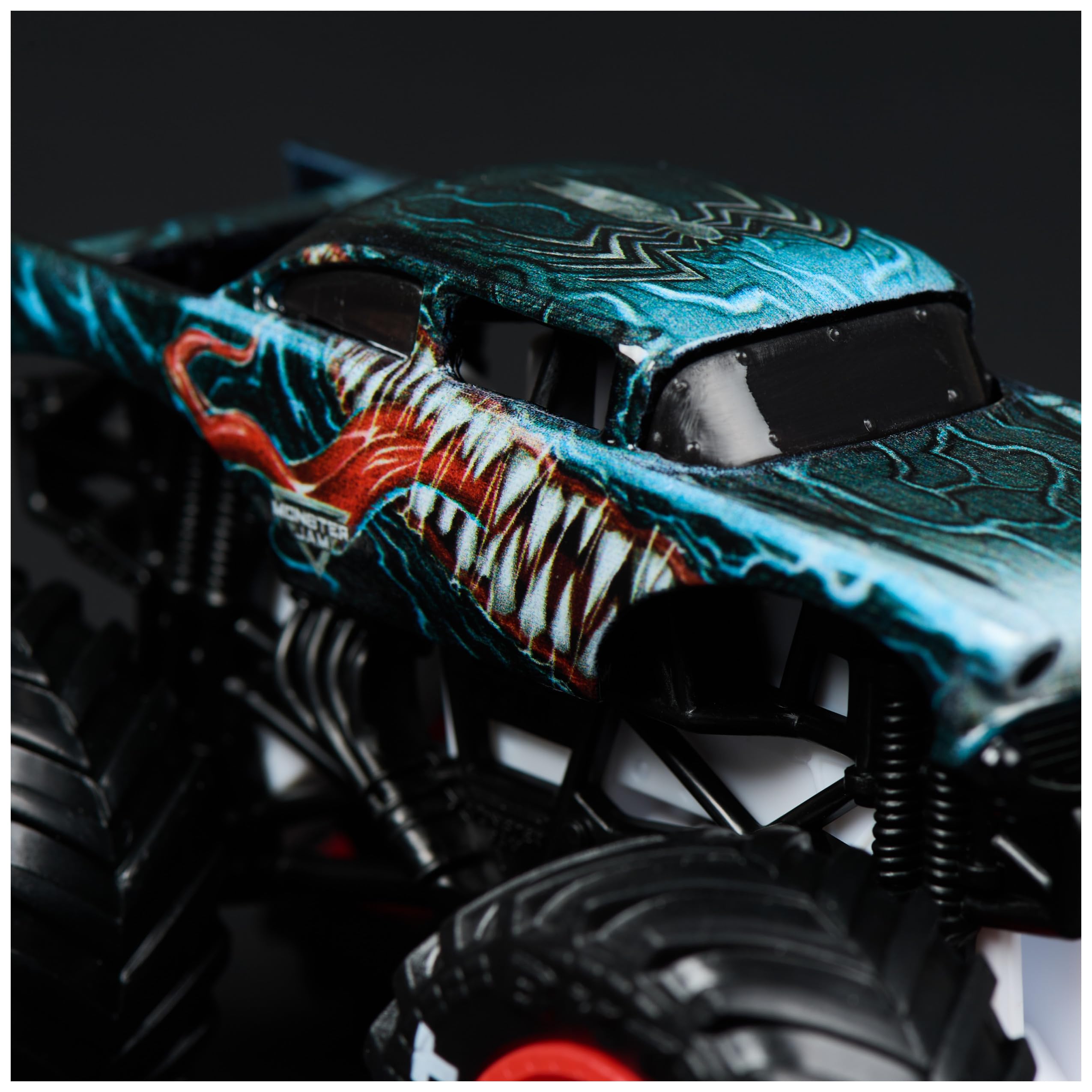 Foto 6 | Monster Truck Monster Jam Marvel Venom Vs Spider-man 1:64 - Venta Internacional.