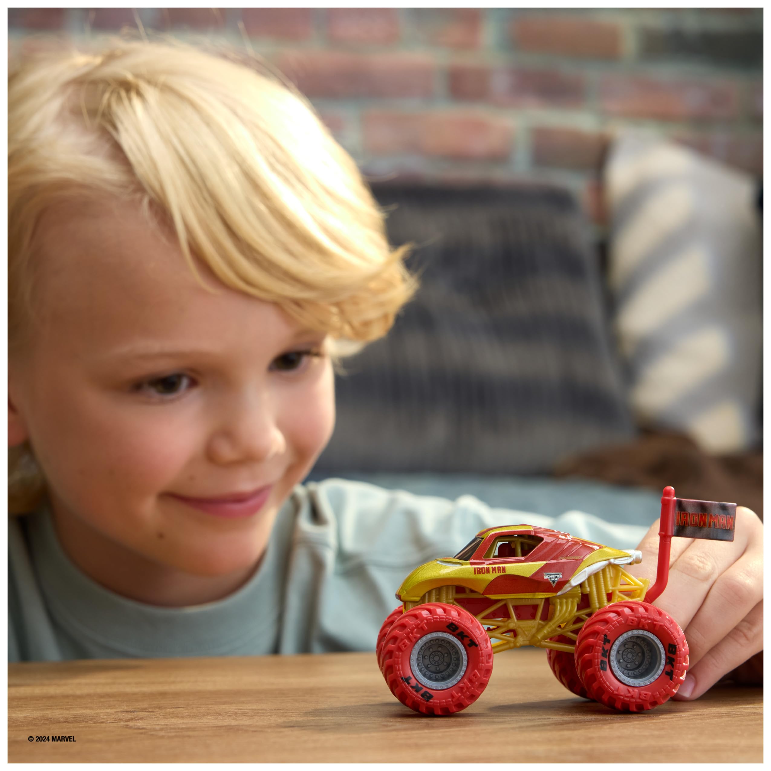 Foto 4 pulgar | Monster Truck Monster Jam Marvel Iron Man 1:64 Fundido A Presión - Venta Internacional.