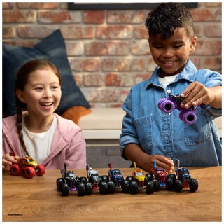 Foto 6 | Monster Truck Monster Jam Marvel Iron Man 1:64 Fundido A Presión - Venta Internacional.