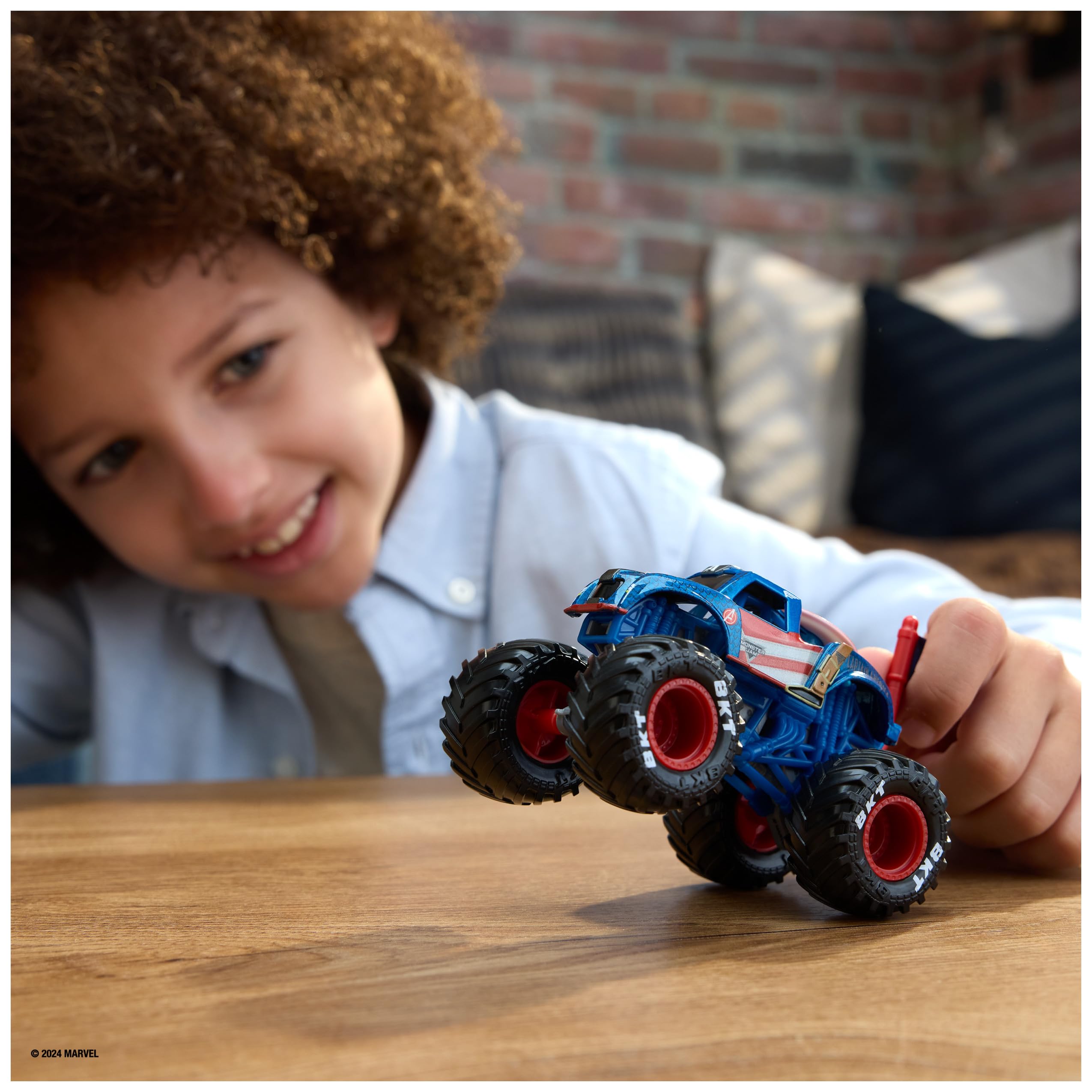 Foto 4 pulgar | Toy Monster Truck Monster Jam Marvel Capitán América 1:64 - Venta Internacional.