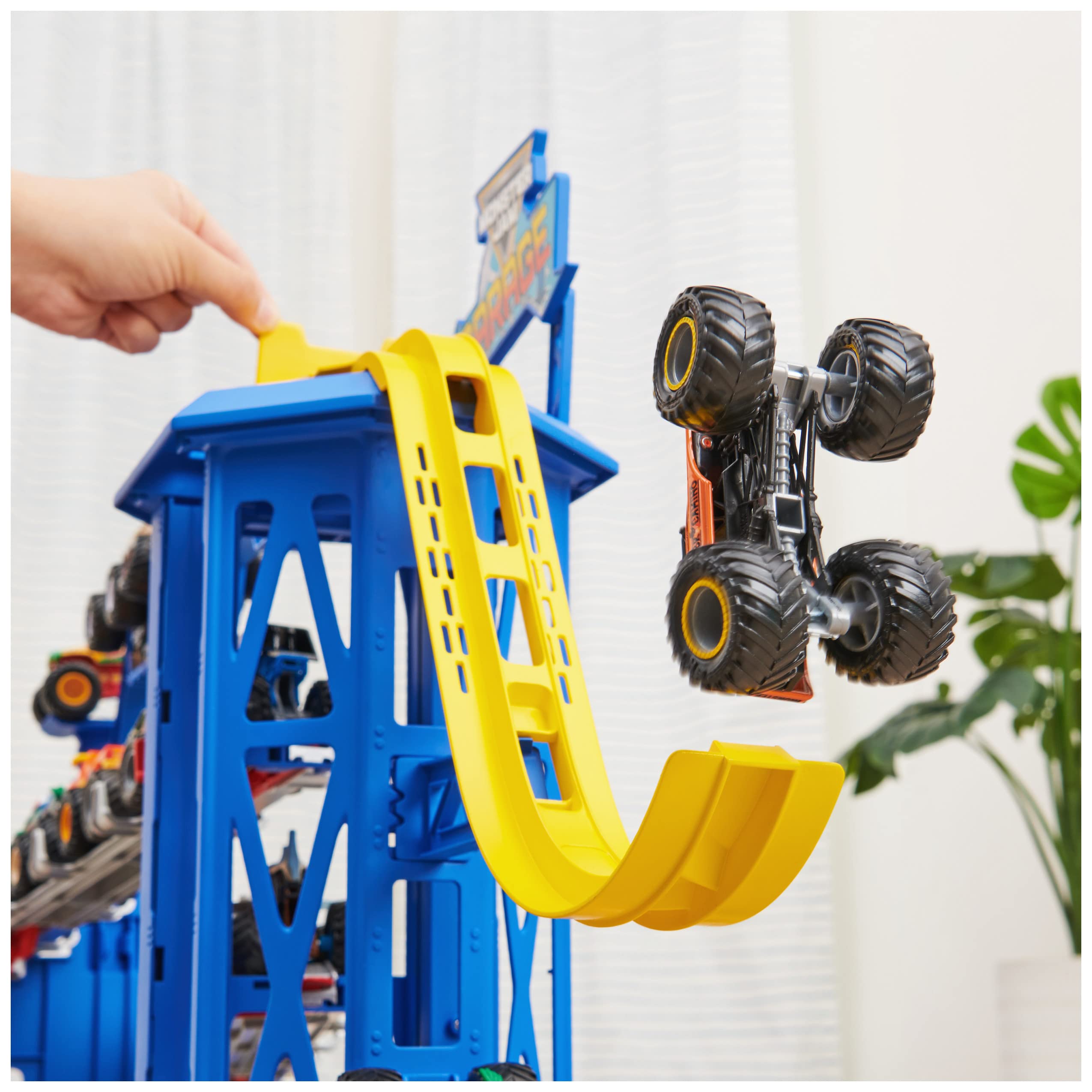 Foto 6 pulgar | Playset Monster Jam Garage Con Camión Excavador De Tumbas Exclusivo - Venta Internacional.