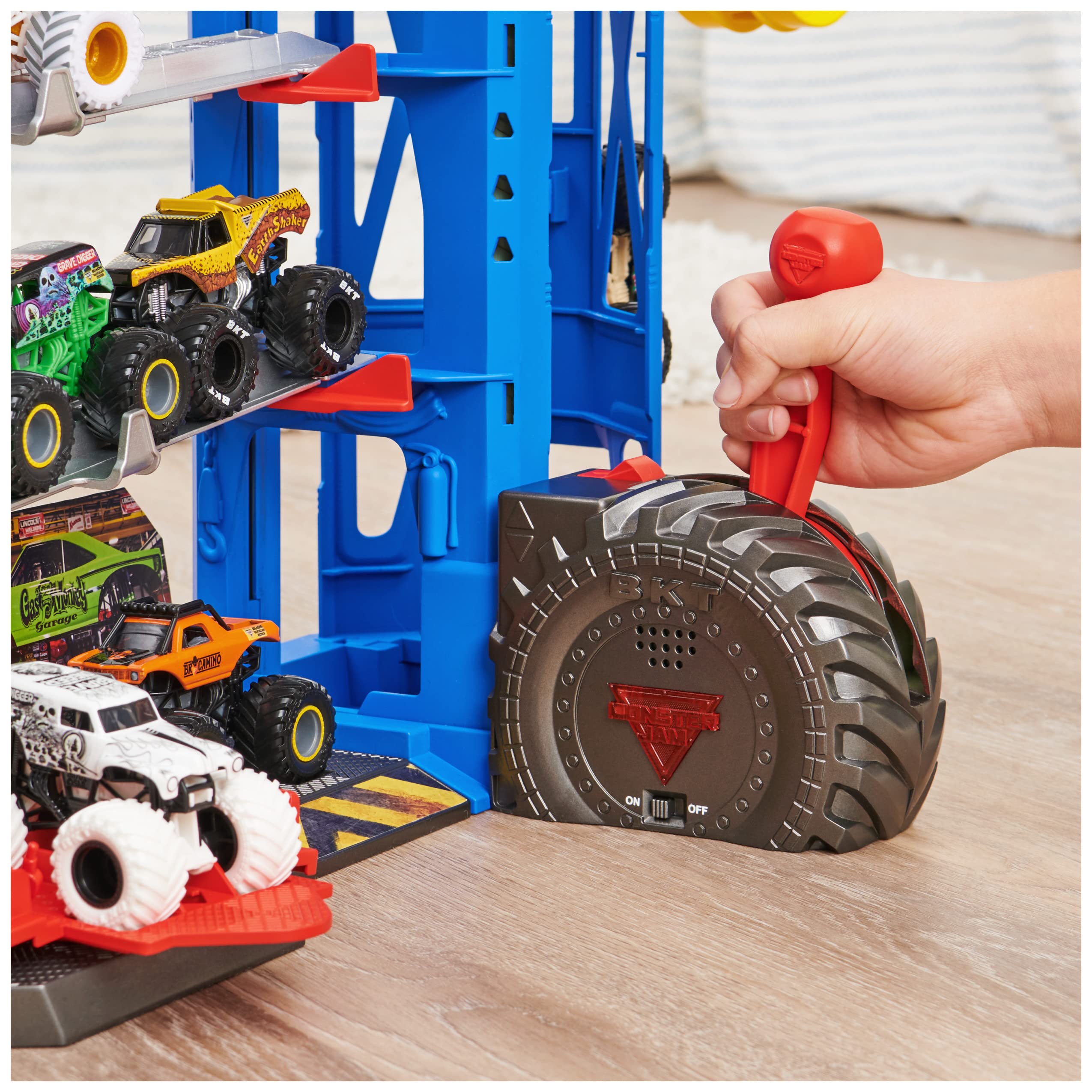 Foto 6 | Playset Monster Jam Garage Con Camión Excavador De Tumbas Exclusivo - Venta Internacional.