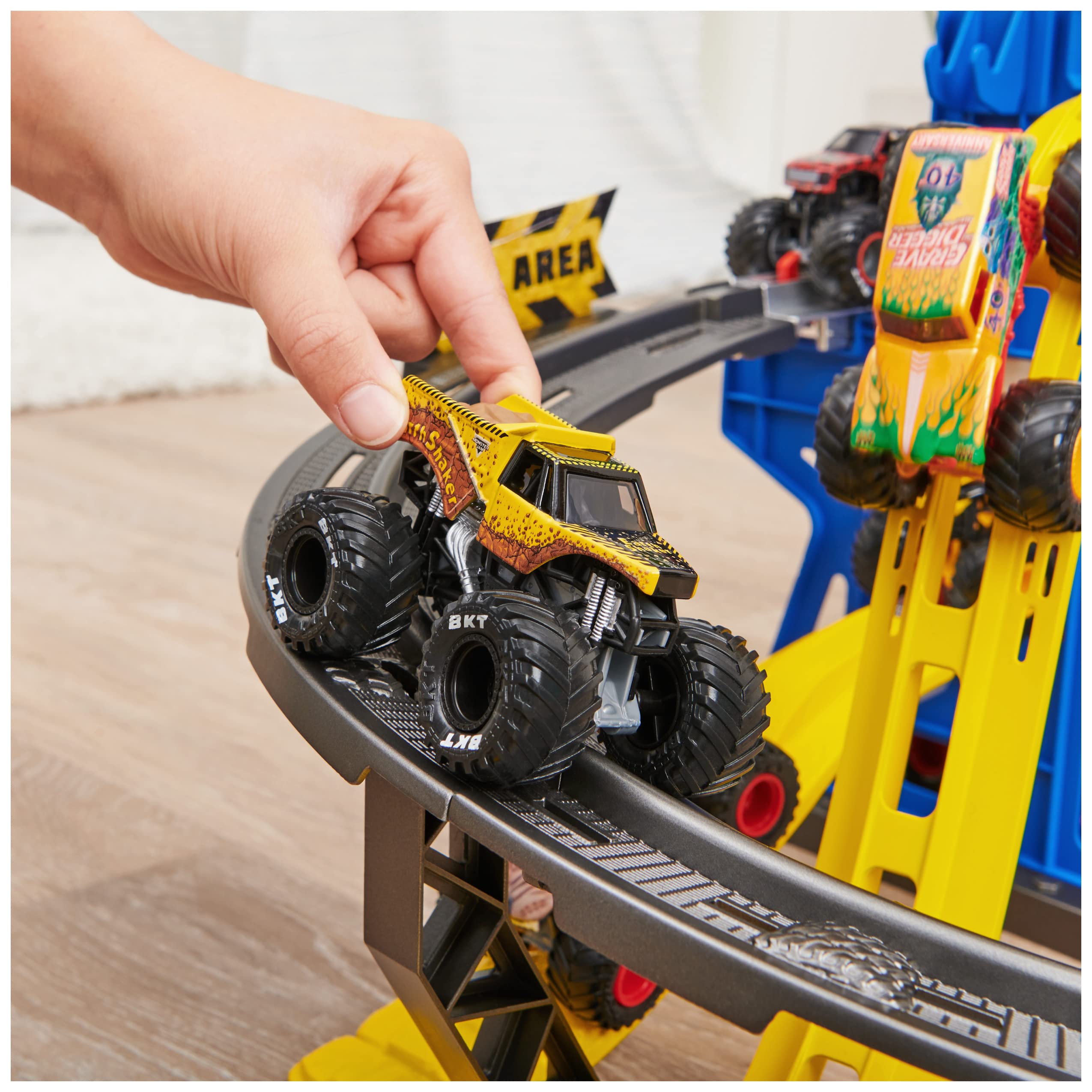 Foto 7 | Playset Monster Jam Garage Con Camión Excavador De Tumbas Exclusivo - Venta Internacional.