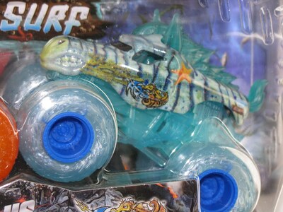 Foto 4 | Paquete Doble De Toy Truck Monster Jam Earth Vs Surf A Escala 1:64 - Venta Internacional.