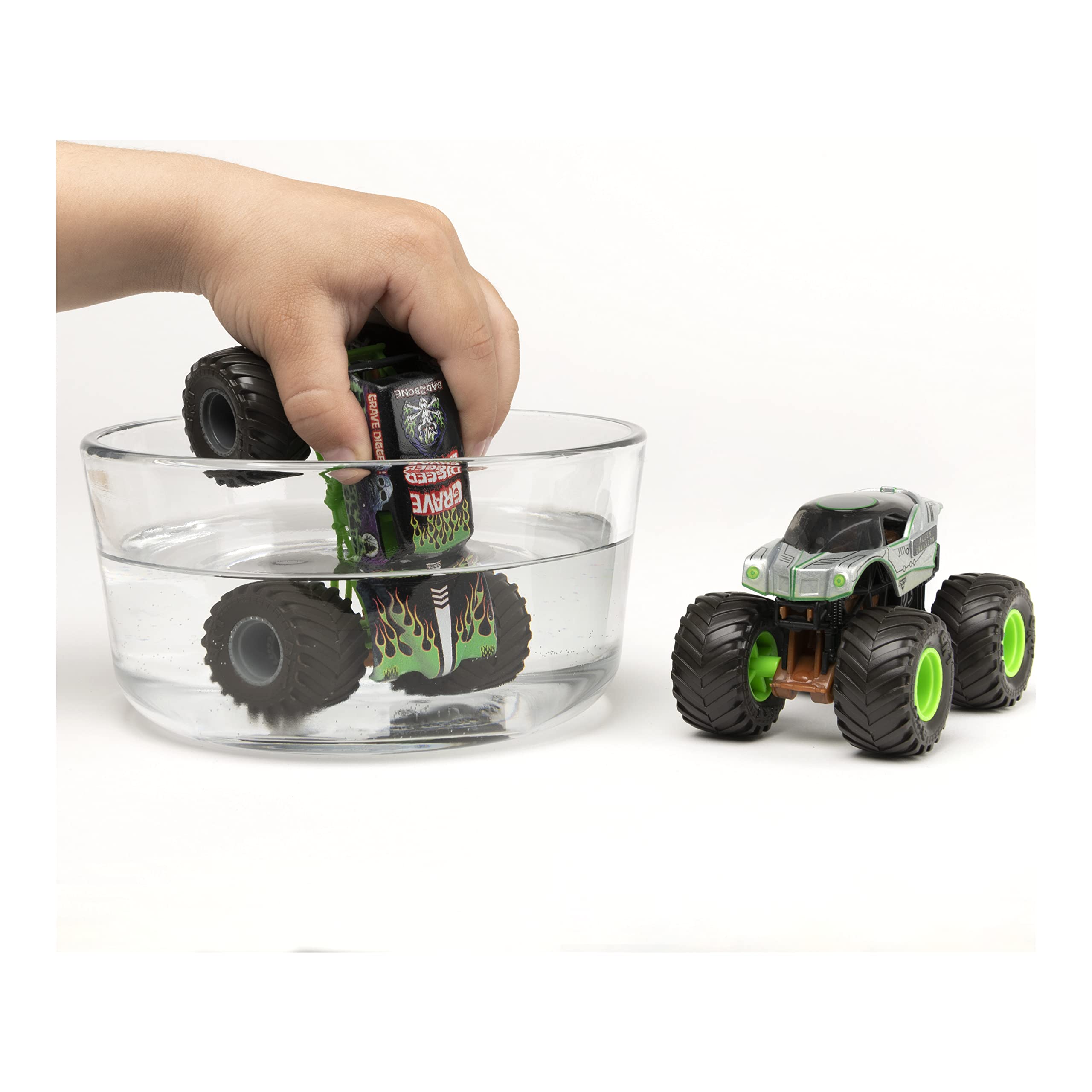 Foto 4 pulgar | Toy Monster Trucks Monster Jam Grave Digger Vs Alien 1:64 - Venta Internacional.