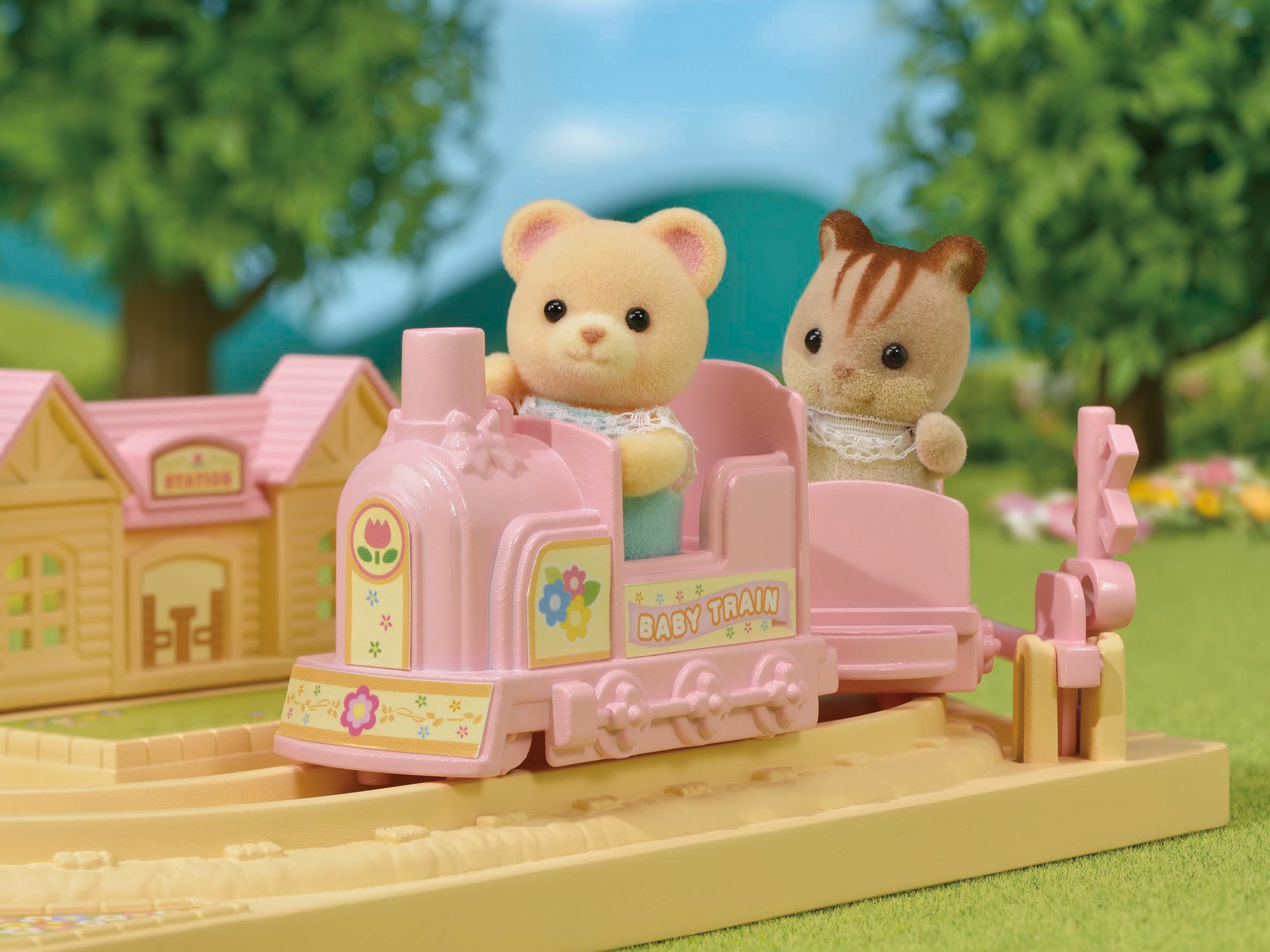 Foto 6 | Figura De Bebé Con Oso De Toy Train Calico Critters - Venta Internacional.