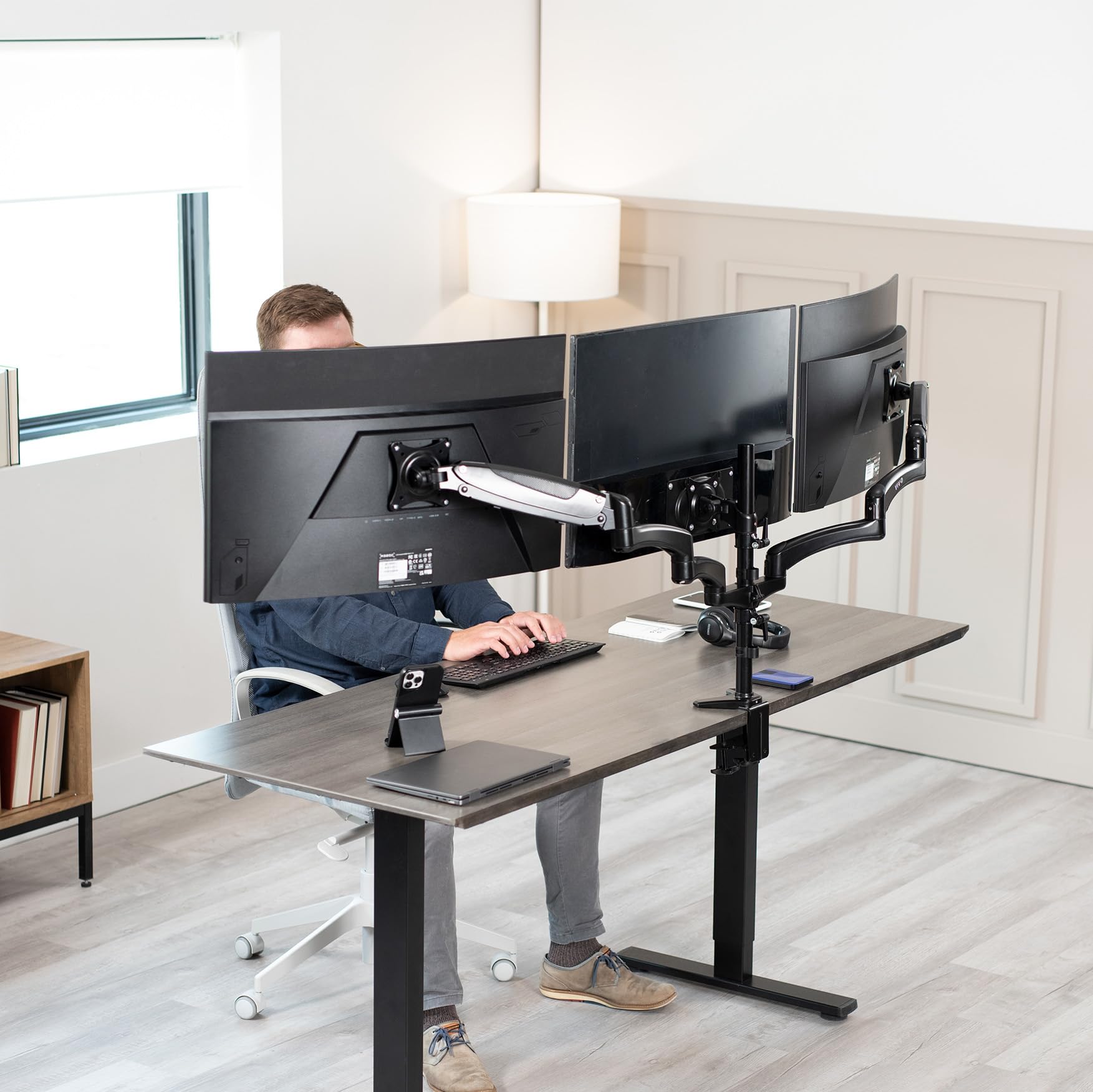Foto 3 pulgar | Soporte Triple Para Monitor Vivo Stand-v300g 43-81 Cm Con Brazos Neumáticos - Venta Internacional.