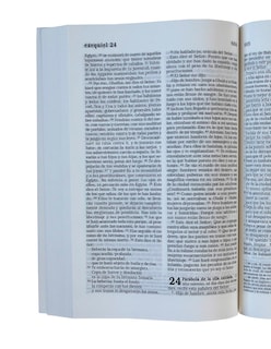 Foto 3 | La Biblia Católica. Color Roja Editorial Biblia De América