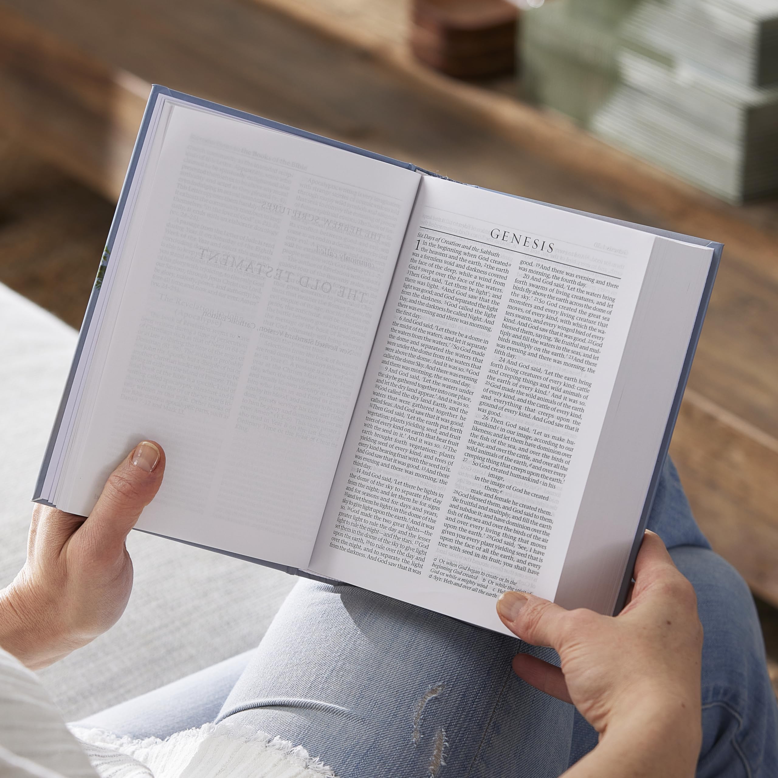 Foto 5 | Libro Nrsv Edición Católica Biblia Lirio De Pascua En Rústica - Venta Internacional.