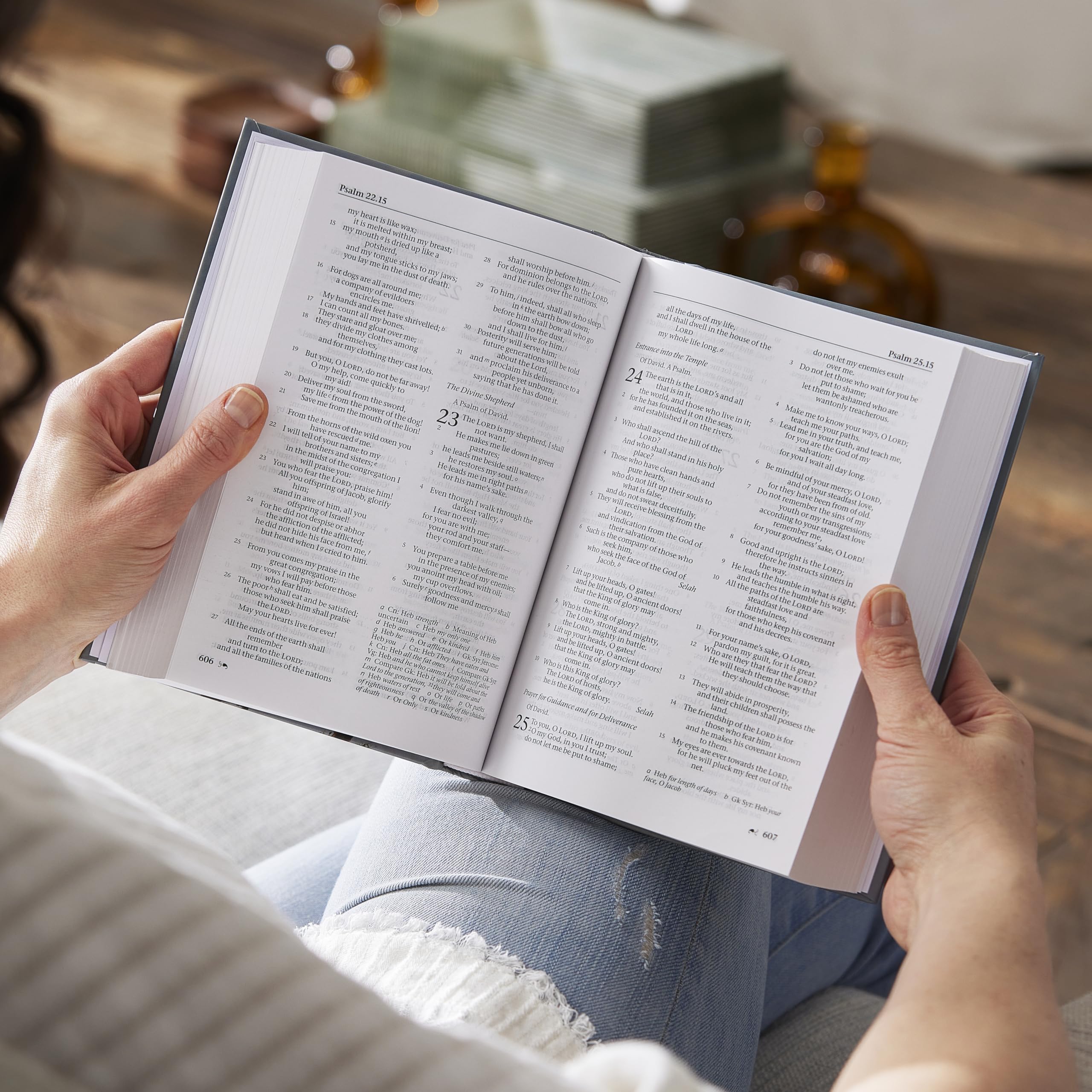 Foto 6 | Libro Nrsv Edición Católica Biblia Lirio De Pascua En Rústica - Venta Internacional.