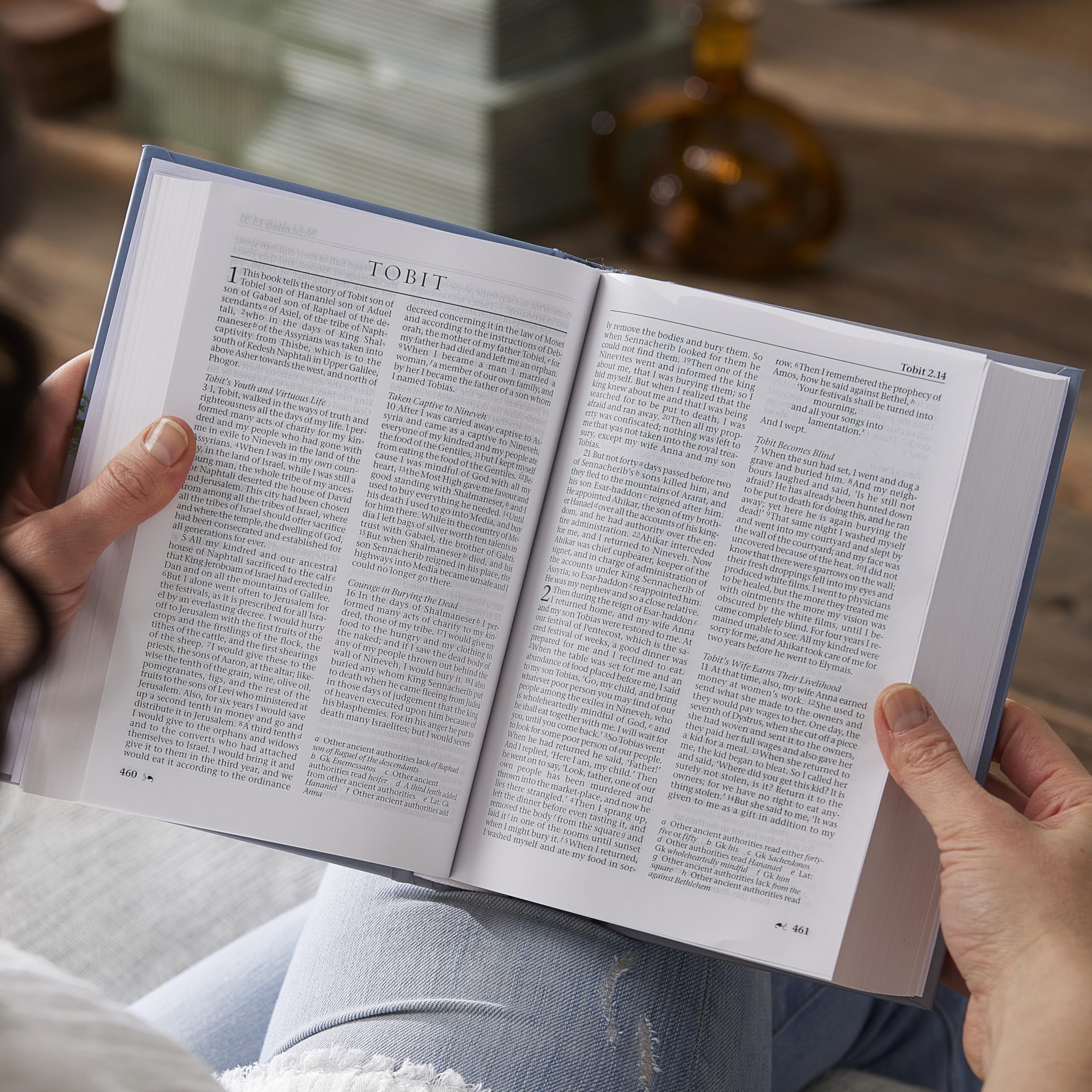 Foto 7 | Libro Nrsv Edición Católica Biblia Lirio De Pascua En Rústica - Venta Internacional.