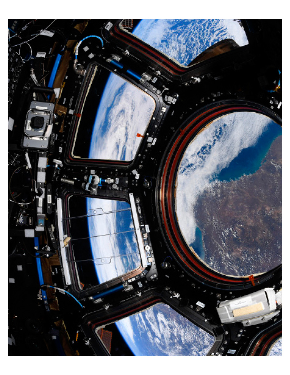 Foto 4 pulgar | Tierra Desde El Espacio Thomas Pesquet Blume Pasta Dura
