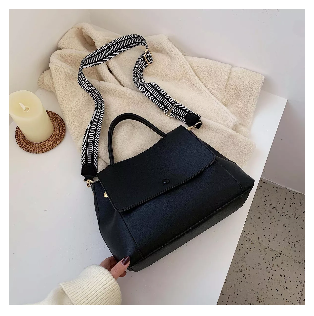 Foto 4 | Bolsa Bandolera Belug color Negro para Mujer