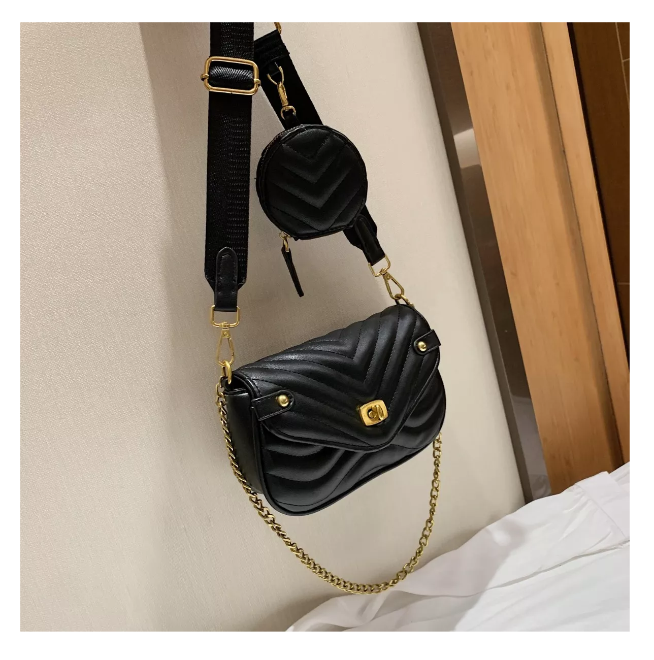 Foto 4 pulgar | Bolsa Bandolera Belug color Negro para Mujer