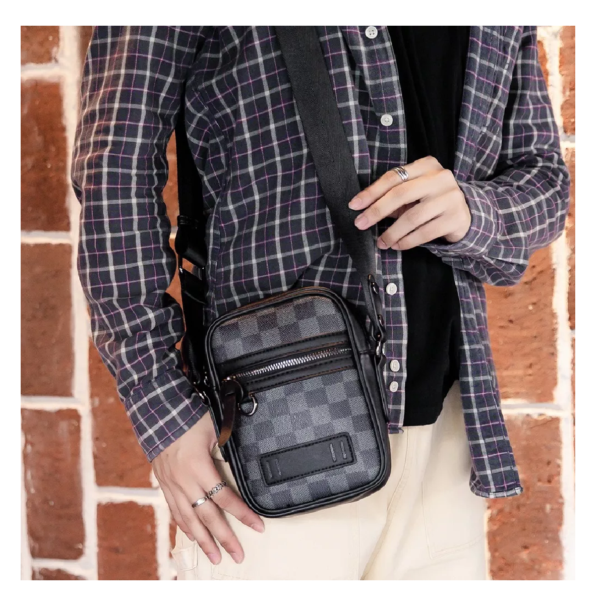 Foto 4 | Bandolera Belug Cuadros Negra para Hombre