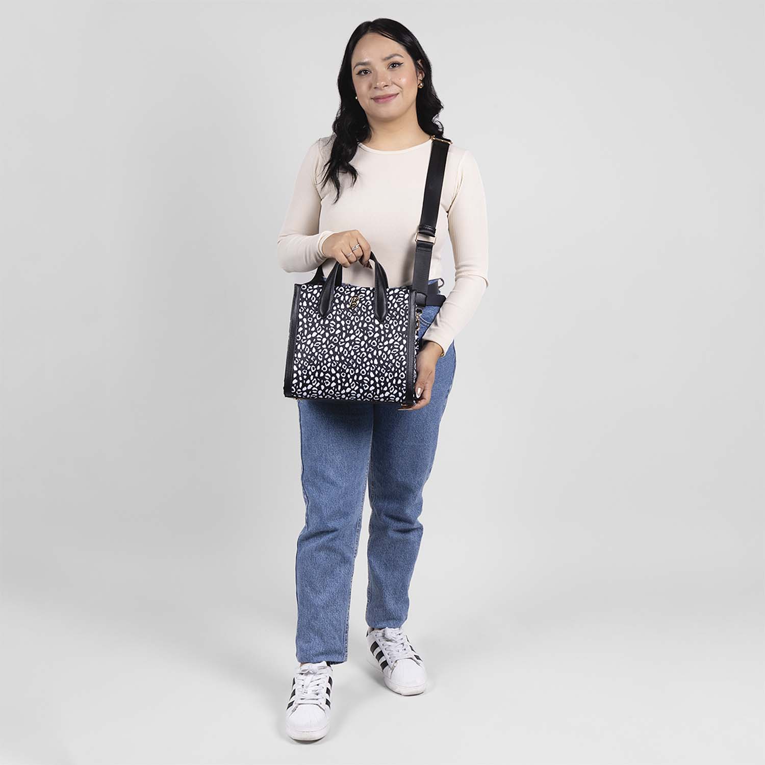 Foto 9 pulgar | Satchel Negro Barbie By Gorett Aitana para Mujer