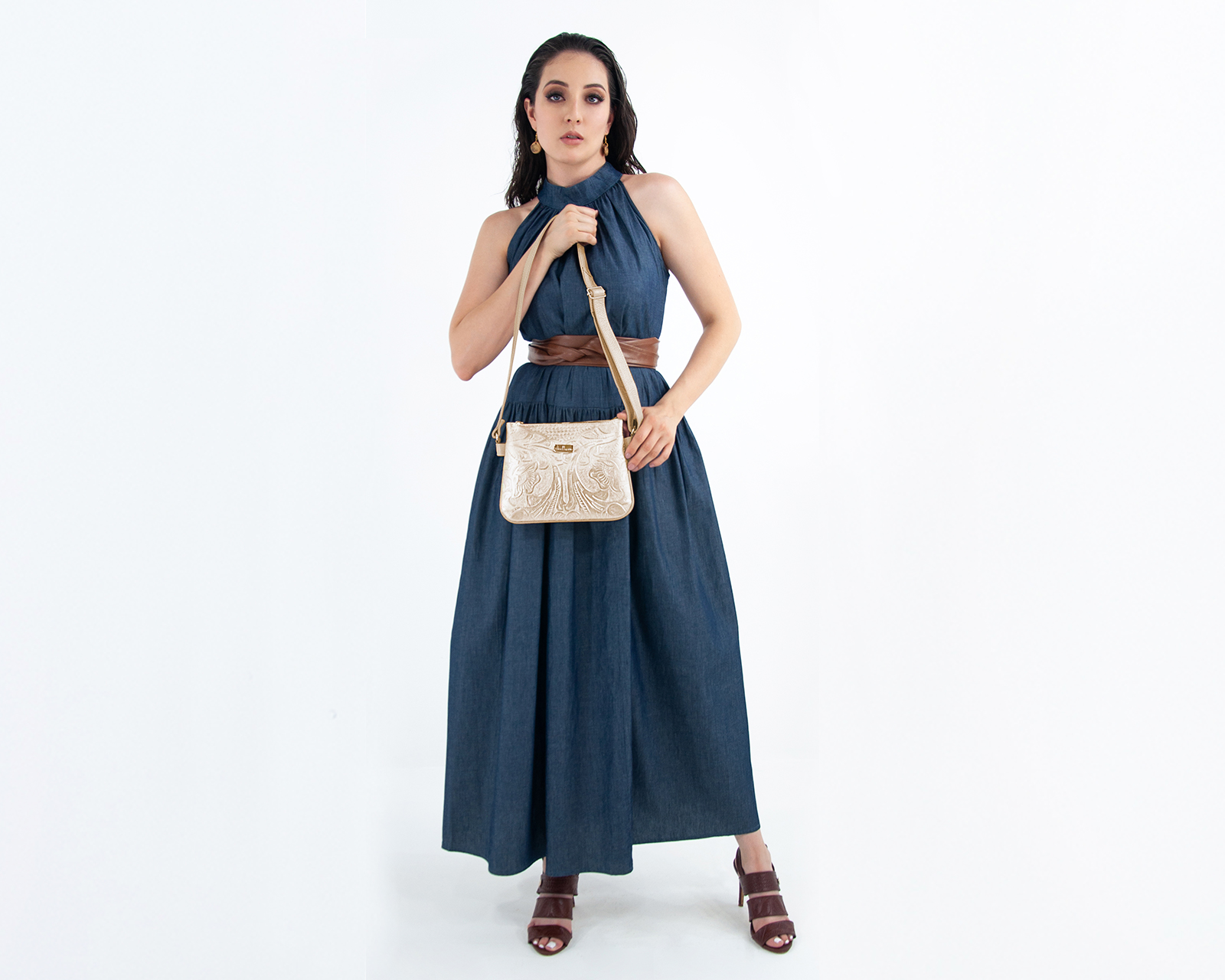 Foto 4 pulgar | Bolso A Ángelozano Tipo Crossbody De Piel Vacuna Con Grabado Tipo Cincelado Modelo Jaqueline Color Oro Rosado