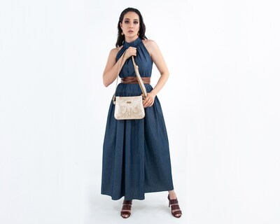 Foto 3 | Bolso A Ángelozano Tipo Crossbody De Piel Vacuna Con Grabado Tipo Cincelado Modelo Jaqueline Color Oro Rosado