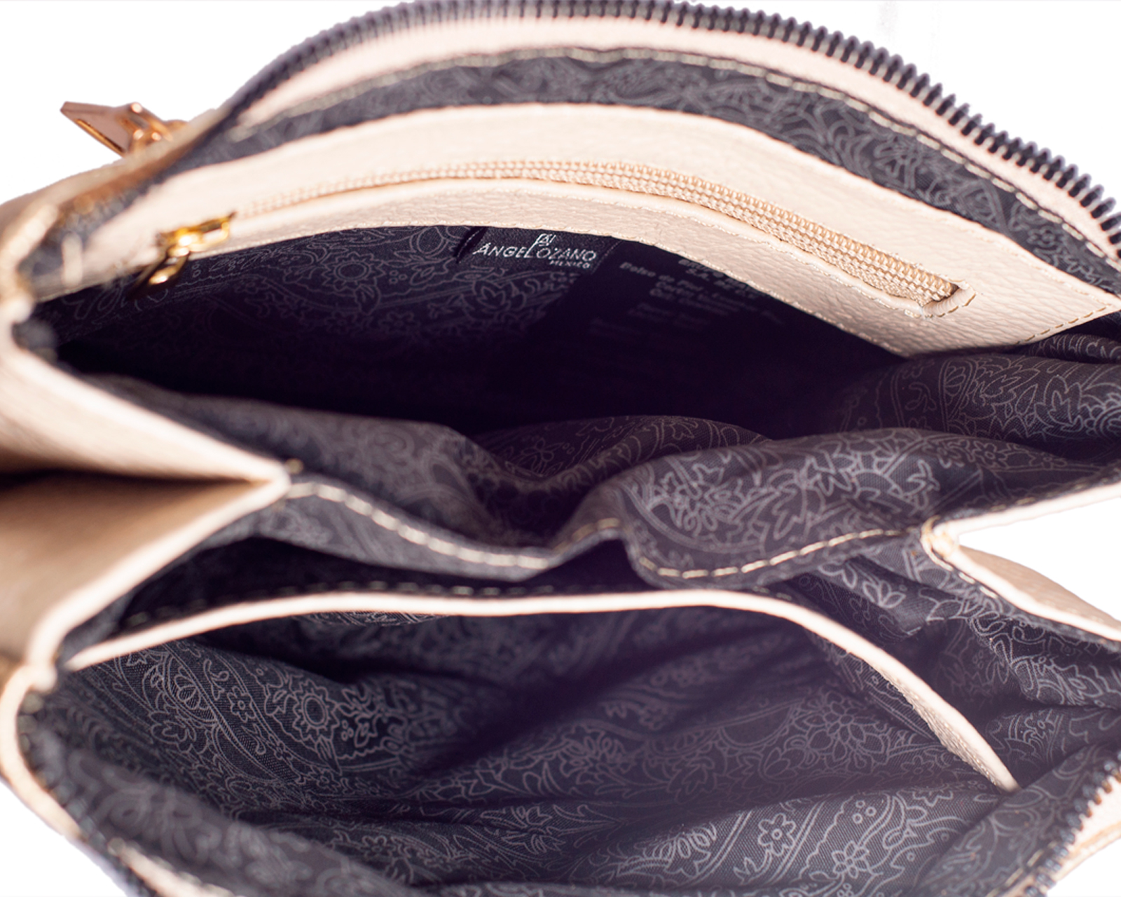 Foto 5 | Bolso A Ángelozano Tipo Crossbody De Piel Vacuna Con Grabado Tipo Cincelado Modelo Jaqueline Color Oro Rosado
