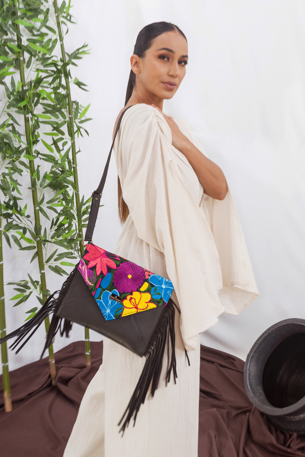 Foto 4 pulgar | Bolso Tipo Crossbody A Ángelozano Aurora color Negro de Piel Vacuna con Telar Artesanal Barbas