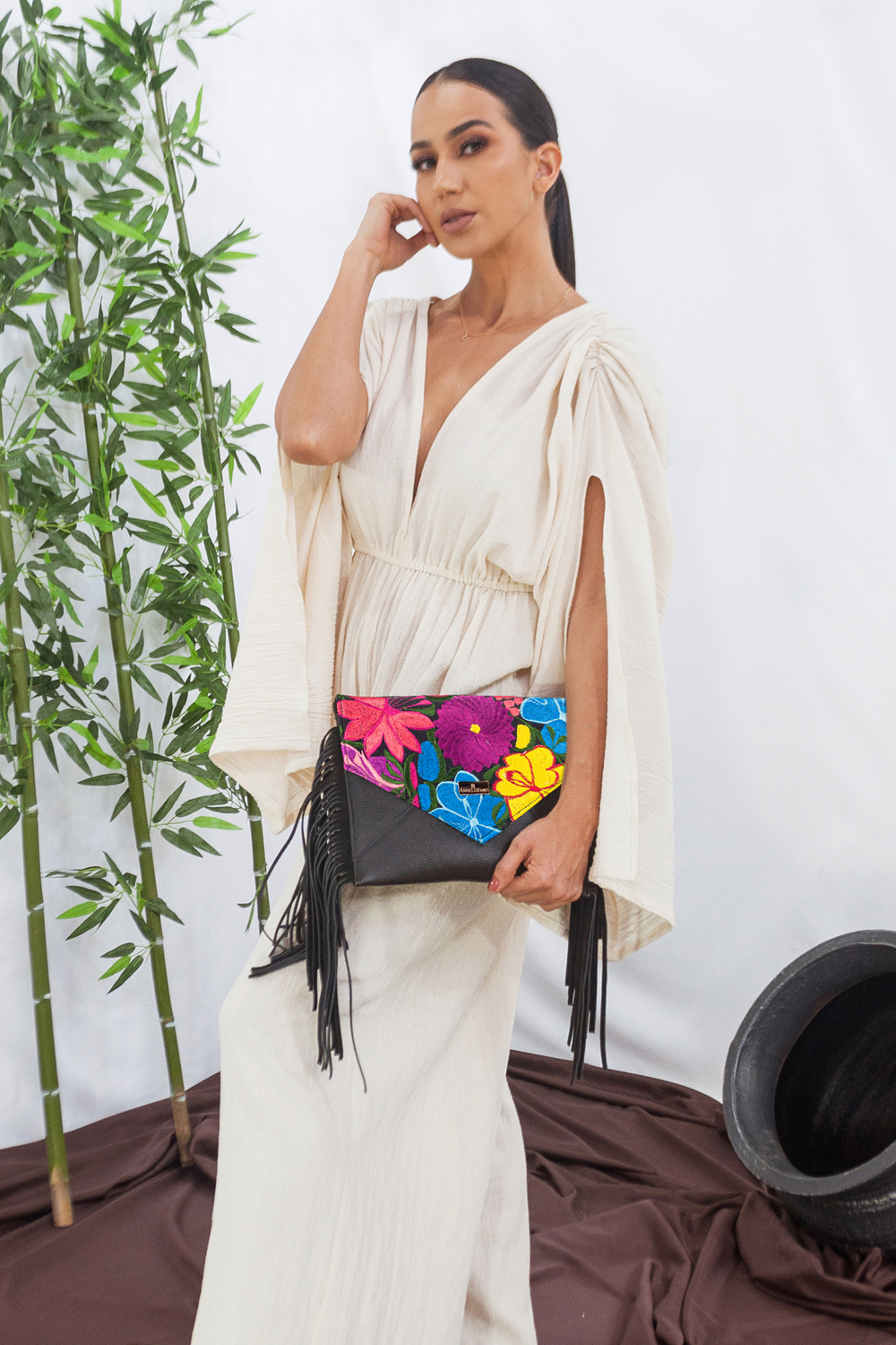 Foto 8 pulgar | Bolso Tipo Crossbody A Ángelozano Aurora color Negro de Piel Vacuna con Telar Artesanal Barbas