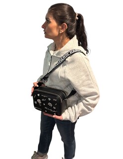 Foto 5 | Bolsa Crossbody Negra Con Logos Metálicos Y Letras Bordados