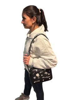 Foto 6 | Bolsa Crossbody Negra Con Logos Metálicos Y Letras Bordados