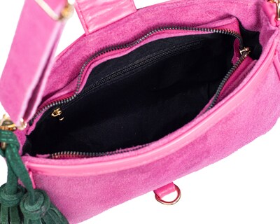 Foto 3 | Bolso Crossbody A Ángelozano De Piel Gamuza Con Pulsera Tejida Artesanal, Color Fucsia, Modelo Eva