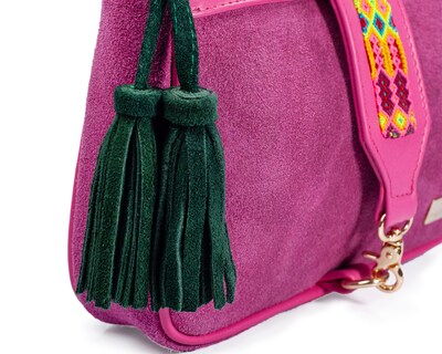Foto 4 | Bolso Crossbody A Ángelozano De Piel Gamuza Con Pulsera Tejida Artesanal, Color Fucsia, Modelo Eva