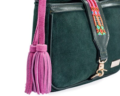 Foto 5 | Bolso Crossbody A Ángelozano De Piel Gamuza Con Pulsera Tejida Artesanal, Color Verde, Modelo Eva
