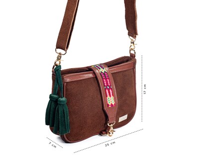 Foto 4 | Bolso Crossbody A Ángelozano De Piel Gamuza Con Pulsera Tejida Artesanal, Color Fucsia, Modelo Eva