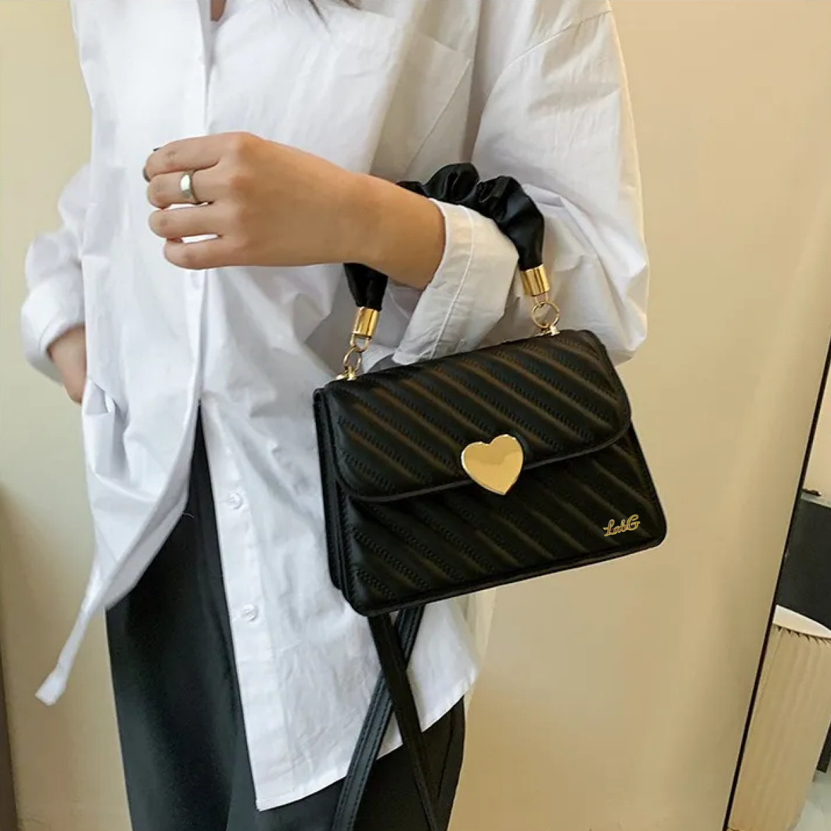 Foto 2 | Bolso De Mano De Corazon Lab.g Negra