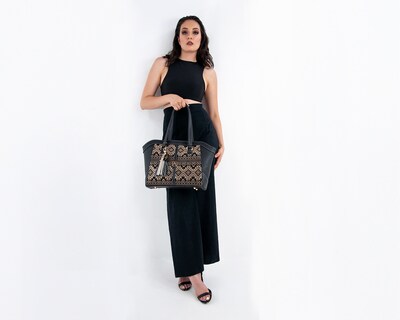 Foto 6 | Bolso A Ángelozano Tipo Tote De Piel Vacuna Con Telar Artesanal De Seda Modelo Maya Color Negro
