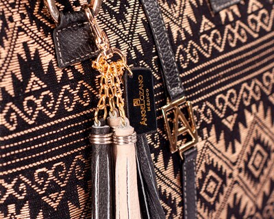 Foto 7 | Bolso A Ángelozano Tipo Tote De Piel Vacuna Con Telar Artesanal De Seda Modelo Maya Color Negro