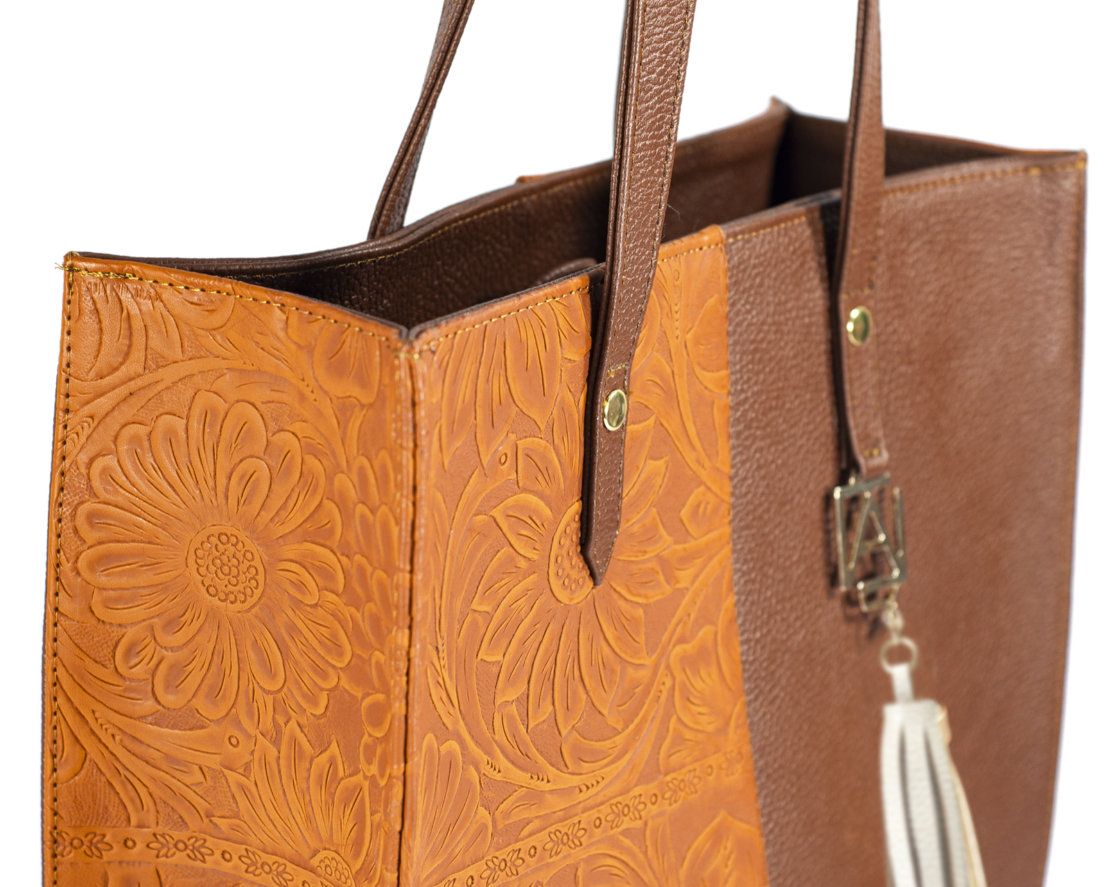 Foto 7 | Bolso Tipo Tote A Ángelozano De Piel Vacuna Con Grabado Tipo Cincelado,