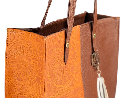 Foto 7 | Bolso Tipo Tote A Ángelozano De Piel Vacuna Con Grabado Tipo Cincelado,