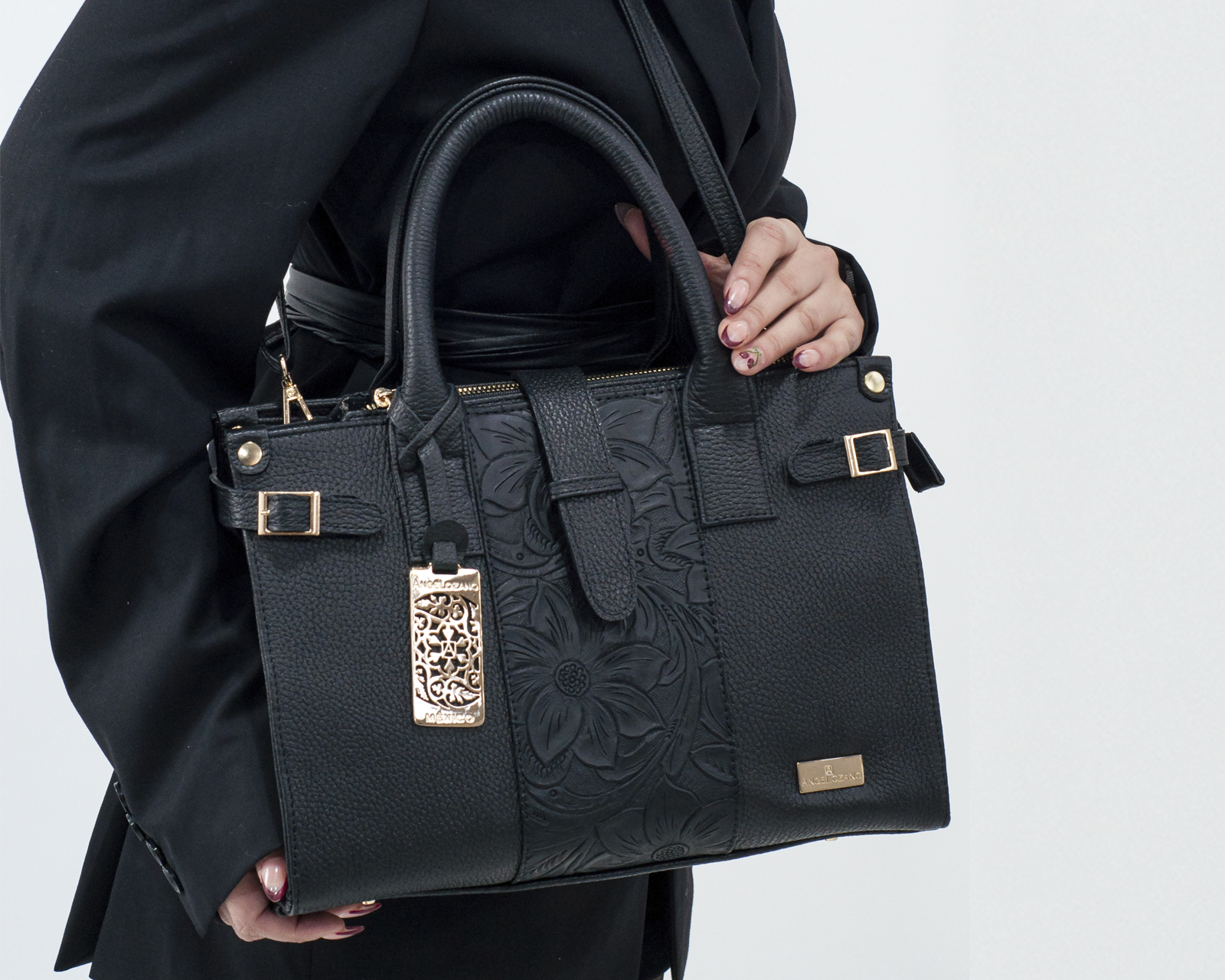 Foto 4 pulgar | Bolso Tipo Satchel A Ángelozano De Piel Vacuna Con Grabado Tipo Cincelado, Color Negro, Modelo Samantha