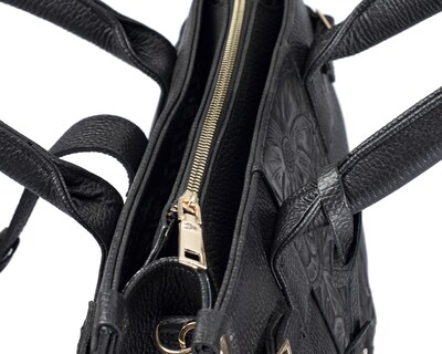 Foto 8 | Bolso Tipo Satchel A Ángelozano De Piel Vacuna Con Grabado Tipo Cincelado, Color Negro, Modelo Samantha