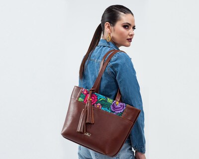 Foto 2 | Bolso Tote A Ángelozano De Piel Vacuna Con Telar De Zinacantán, Color Café, Modelo Soraya