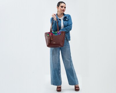 Foto 5 | Bolso Tote A Ángelozano De Piel Vacuna Con Telar De Zinacantán, Color Café, Modelo Soraya